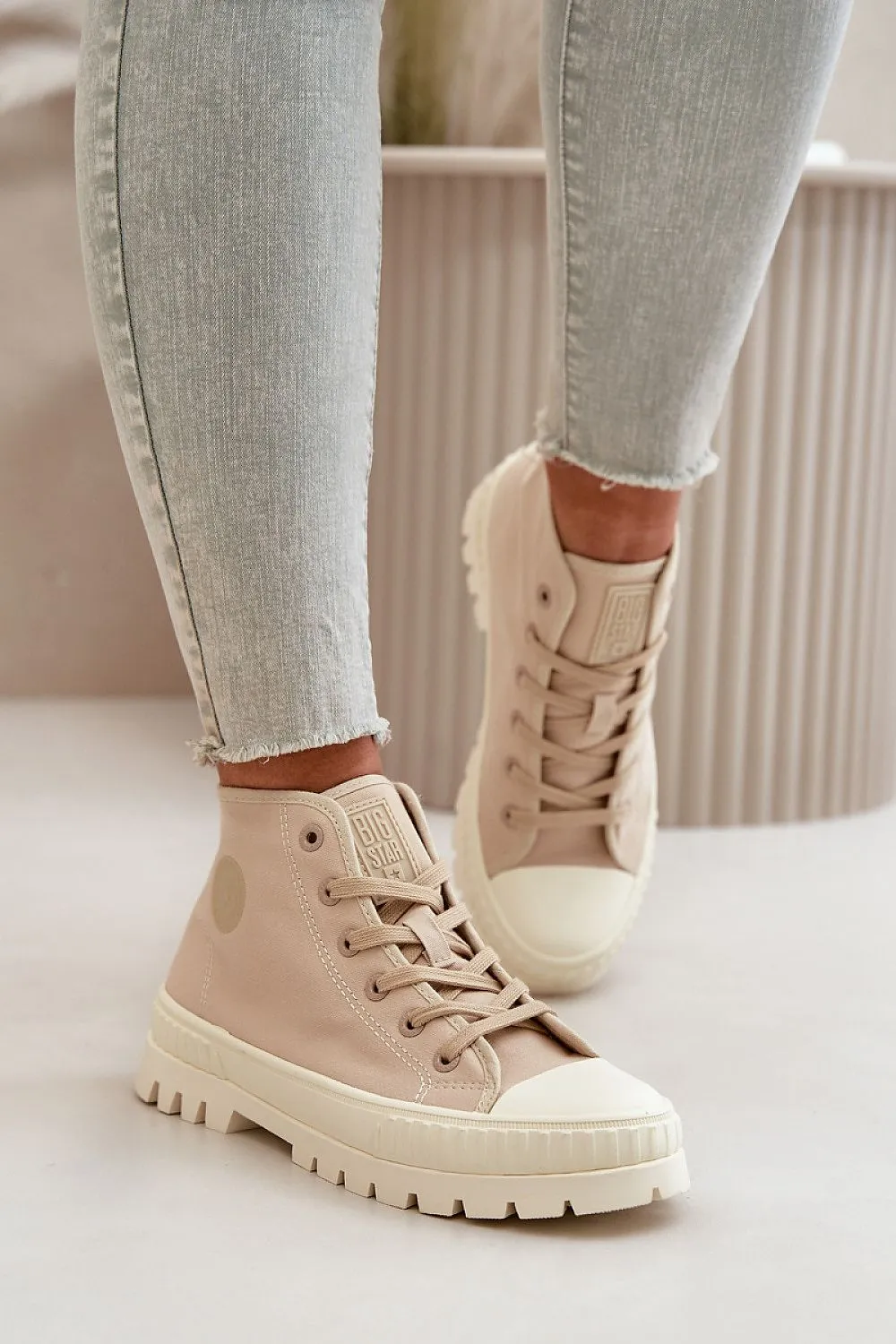 Stylish stiffened heel sneakers
